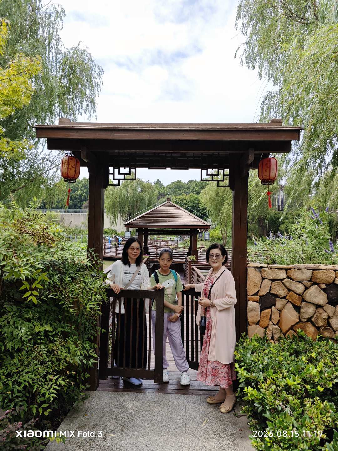 002_中式园林门楼合影.jpg