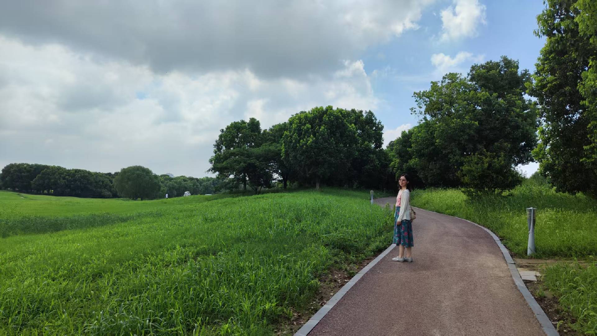 008_公园草地漫步.jpg